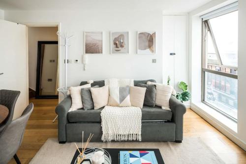 Prime Location Mews!, Londýn