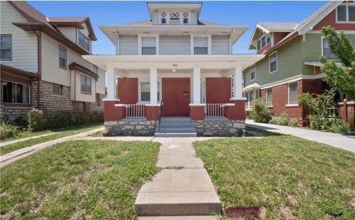Elegant 3BR, 2 miles to KUMC or Childrens medical center, 30 day plus in Kansas City, USA