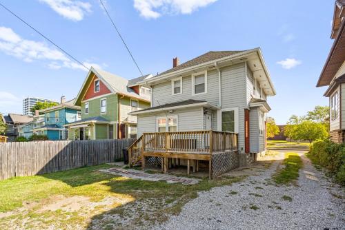 Elegant 3BR, 2 miles to KUMC or Childrens medical center, 30 day plus