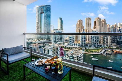 Elite Waterfront 3BR Haven - Marina and Sea Views!, Dubai
