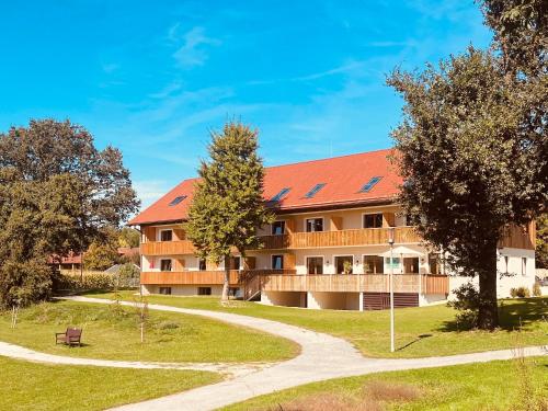 Chalet An der Brunnader-Ihr perfekter Rückzugsort in der Bayerischen Toskana-Überwiegend mit Klima-3Geh-Min zur Therme in Bad Birnbach, Deutschland