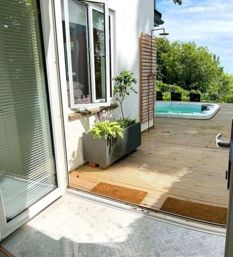 Relaxing private entrance ensuite room with stunning sea view and swimspa in Ventnor West