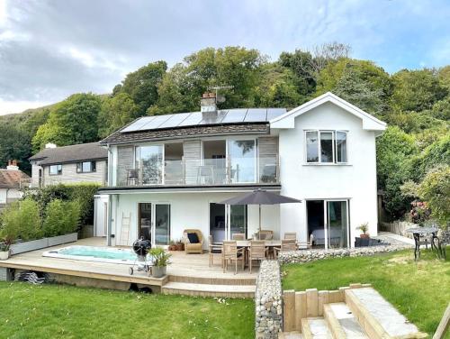Relaxing private entrance ensuite room with stunning sea view and swimspa in Ventnor West