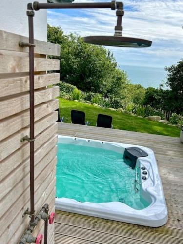Relaxing private entrance ensuite room with stunning sea view and swimspa in Ventnor West