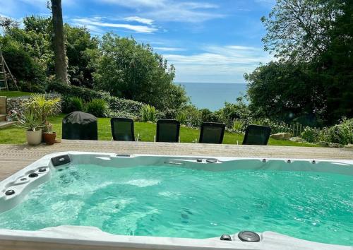 Relaxing private entrance ensuite room with stunning sea view and swimspa in Ventnor West