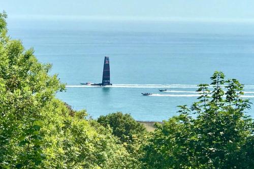 Relaxing private entrance ensuite room with stunning sea view and swimspa in Ventnor West