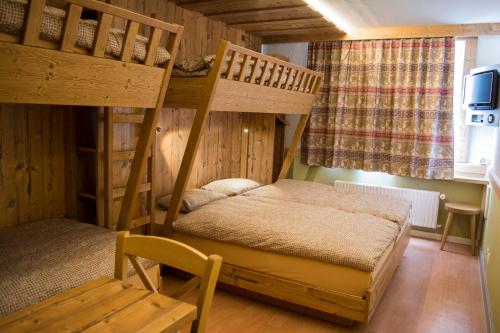 2 twin beds, 3 bunk beds