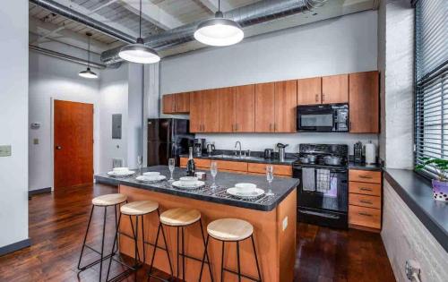 NY Style Loft with KingBed in Rochester, USA
