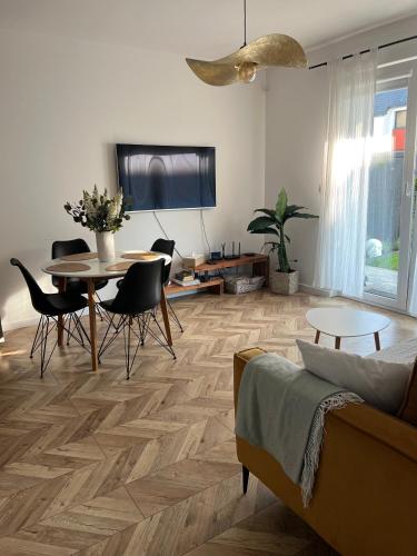 Uroczy apartament z ogrodem