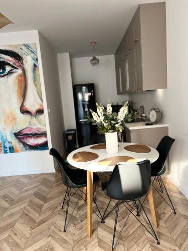 Uroczy apartament z ogrodem