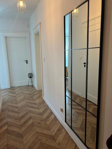 Uroczy apartament z ogrodem
