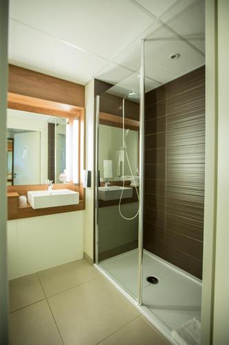 1 double bed, 1 twin bed