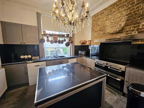Brighton Marina House Hotel - image 3