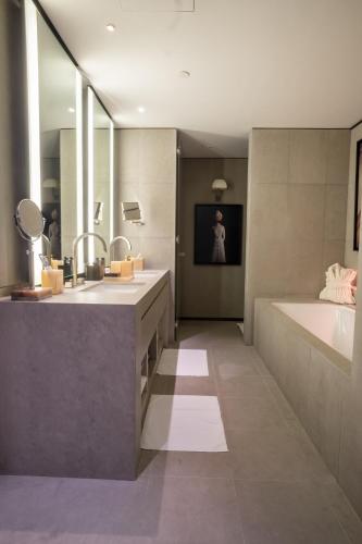 2-BR Luxury Apartment in Armani Residences, Dubai (photo 7)