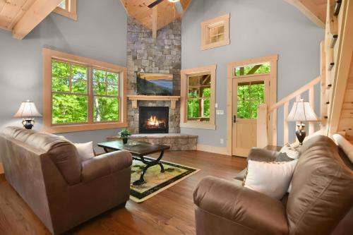 Blue Ridge Mountain Cabin Retreat with Hot Tub & Fire Pit in Blue Ridge, USA