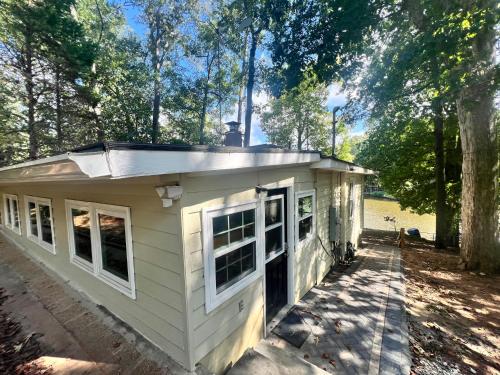 Bejárat, Charming Romantic Lakefront Cottage or Guest Room Depending on Availability Near Golf in Anderson (SC)