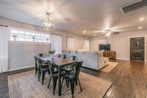 4 BEDROOM W 3 KING BEDS Next To TCU, Dtwn, Hospitals in Fort Worth, USA