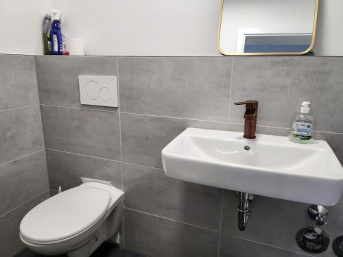 TheLabel Residences Frankfurt - OFFICE STUDIO Private WC, Shared Bathroom in Hofheim am Taunus