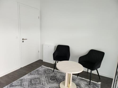 TheLabel Residences Frankfurt - OFFICE STUDIO Private WC, Shared Bathroom in Hofheim am Taunus
