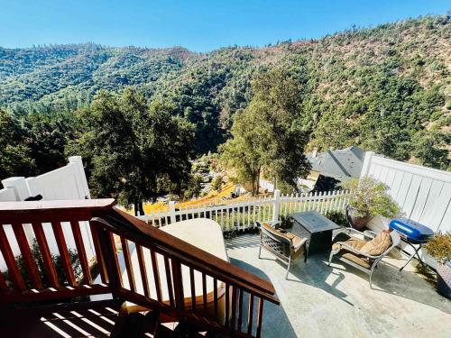 Happy Hedgehog River Views Hot Tub Private in 阿瓦尼 (CA)