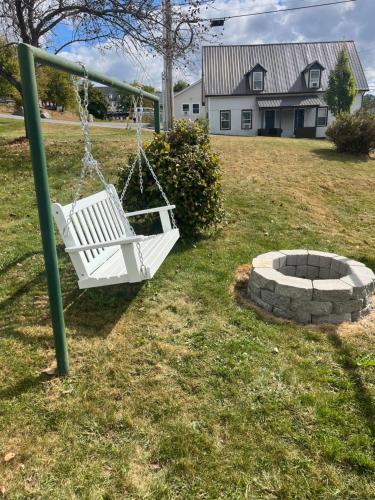 Cute 6-Bedroom Getaway in the heart of Littleton in ลิตเทิลตัน (NH)