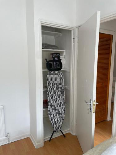 Lovely spacious 3 bedroom house with sofa bed, 30 minutes from Central London, Londýn (fotografie 8)