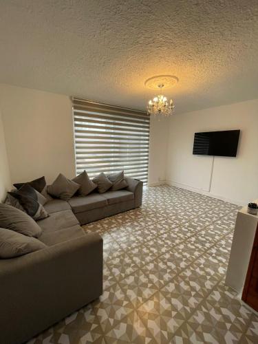 Lovely spacious 3 bedroom house with sofa bed, 30 minutes from Central London, Londýn (fotografie 10)