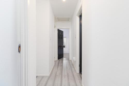 บริการและสิ่งอำนวยความสะดวก, Large 6BR Home Central Leamington Spa Driveway WiFi in เลินนิ้งตัน สปา