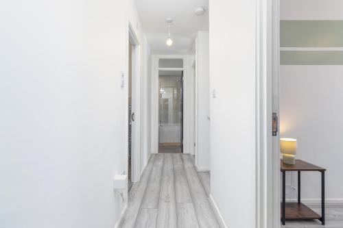 บริการและสิ่งอำนวยความสะดวก, Large 6BR Home Central Leamington Spa Driveway WiFi in เลินนิ้งตัน สปา