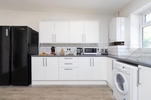 บริการและสิ่งอำนวยความสะดวก, Large 6BR Home Central Leamington Spa Driveway WiFi in เลินนิ้งตัน สปา