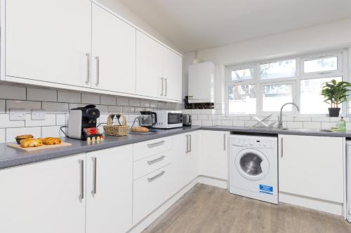 บริการและสิ่งอำนวยความสะดวก, Large 6BR Home Central Leamington Spa Driveway WiFi in เลินนิ้งตัน สปา