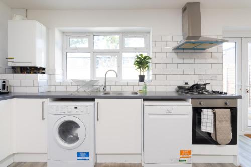 ห้องครัว, Large 6BR Home Central Leamington Spa Driveway WiFi in เลินนิ้งตัน สปา