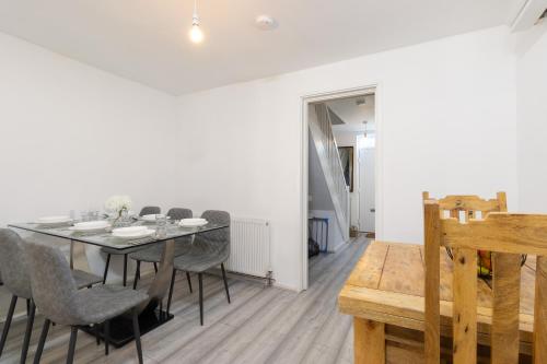 ห้องครัว, Large 6BR Home Central Leamington Spa Driveway WiFi in เลินนิ้งตัน สปา