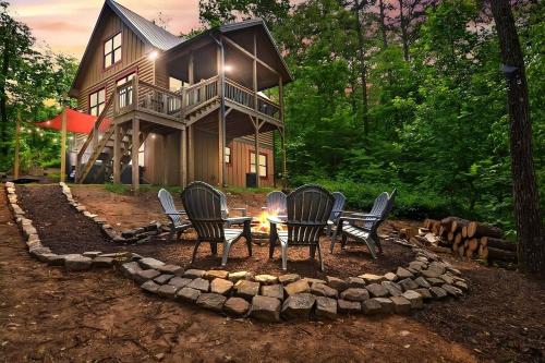 Blue Ridge Mountain Cabin Retreat with Hot Tub & Fire Pit in Blue Ridge, USA