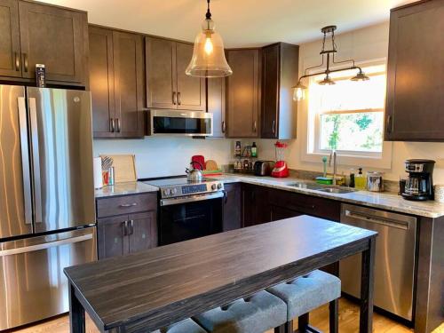 New 2BR house, panoramic views, 15 min to DT AVL in Candler, USA
