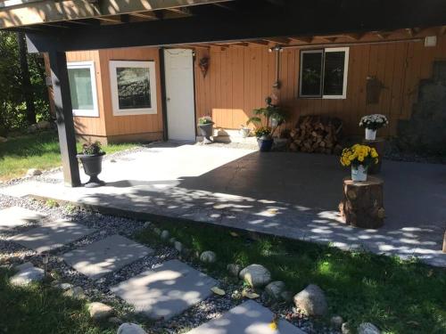 Garden level 1 bd suite with private entrance in North Vancouver, Canada