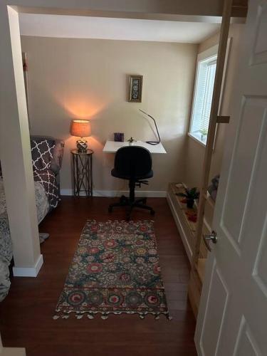 Garden level 1 bd suite with private entrance in North Vancouver, Canada