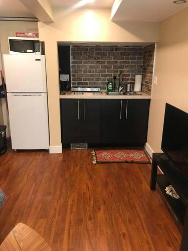 Garden level 1 bd suite with private entrance in North Vancouver, Canada