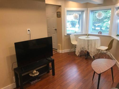 Garden level 1 bd suite with private entrance in North Vancouver, Canada