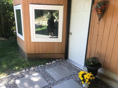 Garden level 1 bd suite with private entrance in North Vancouver, Canada