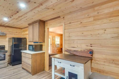 Quiet Hemphill Cabin Retreat Near Toledo Bend Lake in Hemphill, USA