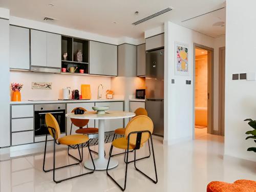 Beachfront Bliss: Chic 1 BR Retreat by the Sea, Dubaï (photo 2)