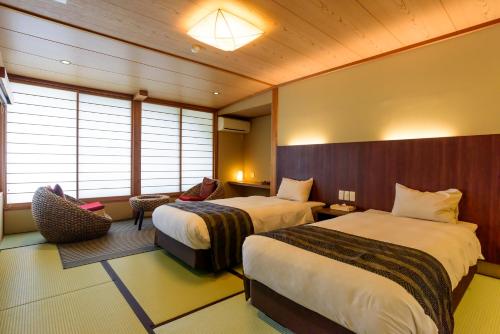 Twin Room with Private Bathroom image 10