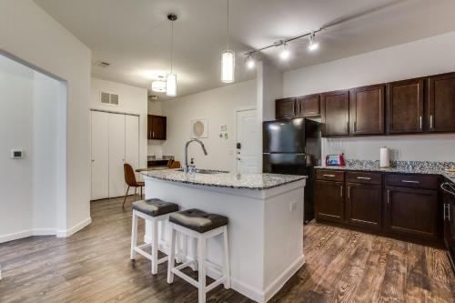 Astonishing CozySuites on I-35 w pool&parking #10 in Pflugerville, USA