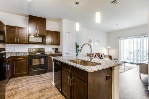 Astonishing CozySuites on I-35 w pool&parking #10 in Pflugerville, USA