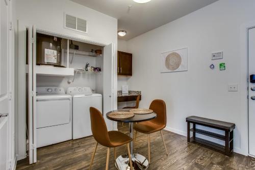 Astonishing CozySuites on I-35 w pool&parking #10 in Pflugerville, USA