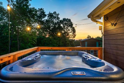 Private Cozy Cabin with Hot Tub & Mt View - Only 10 min to The Parkway, Sevierville (foto 9)