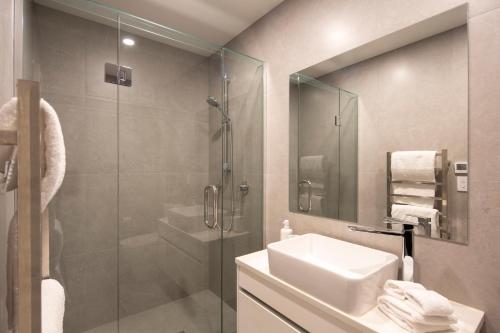 Stylish 2-BR Home Scenic Balcony Key Amenities - image 9