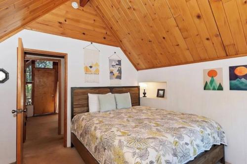 The Resting Falcon, Spa, Pool Table, Air Hockey in Big Bear Lake, USA