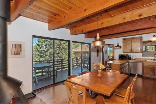The Resting Falcon, Spa, Pool Table, Air Hockey in Big Bear Lake, USA